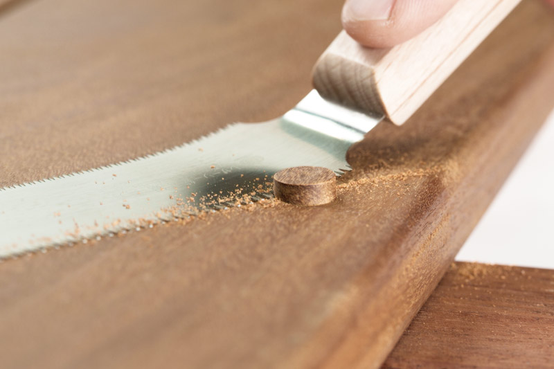 Masquer une vis par un bouchon en bois.